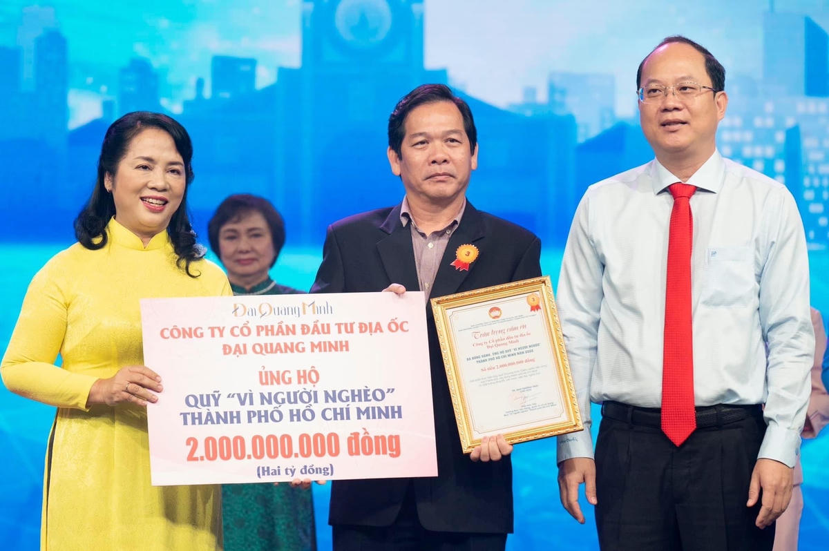Lãnh đạo Thành uỷ và Mặt trận Thành phố tiếp nhận ủng hộ tại chương trình.