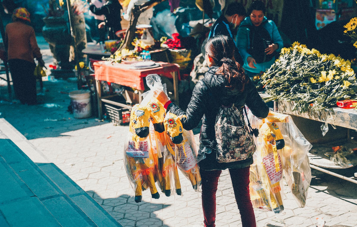 Ngoài những con ngựa giấy "khủng" nhiều du khách cũng sắm cho gia đình những con ngựa nhỏ hơn để làm lễ.