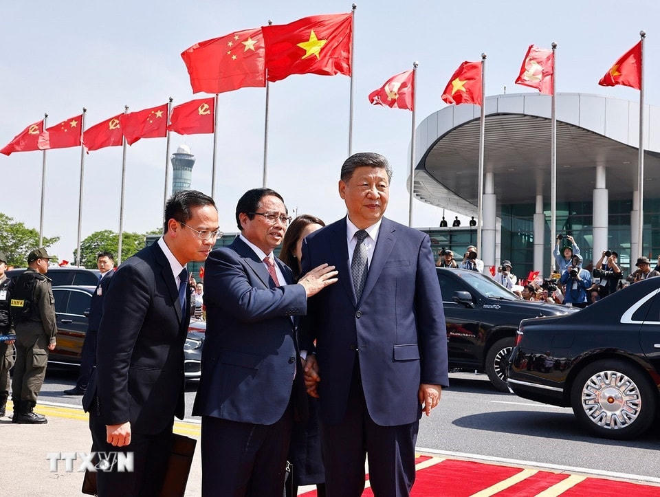 Thủ tướng Phạm Minh Chính chủ trì Lễ tiễn Tổng Bí thư, Chủ tịch nước Trung Quốc Tập Cận Bình thăm cấp Nhà nước tới Việt Nam tại Sân bay quốc tế Nội Bài, Hà Nội. (Ảnh: Doãn Tấn/TTXVN)