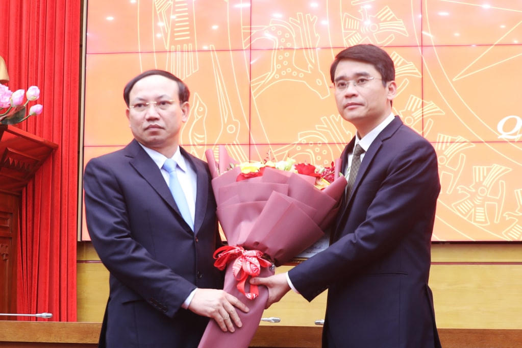 Bí thư Tỉnh ủy Quảng Ninh Nguyễn Xuân Ký tặng hoa chúc mừng ông Phạm Văn Thành. Ảnh: QMG.