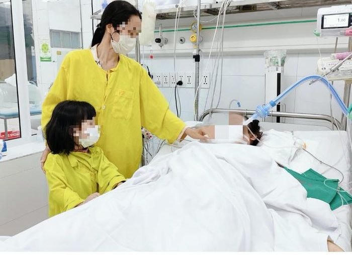 Mẹ và con gái của chị T. nghẹn ngào trong phút giây sắp phải chia xa chị (Ảnh: Bệnh viện Việt Đức).