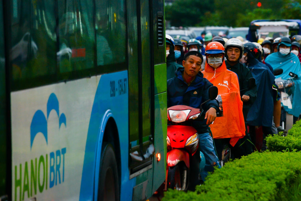 Người dân tỏ rõ thái độ mệt mỏi khi phải "chôn chân" hàng tiếng đồng hồ mà chưa thể về đến nhà.