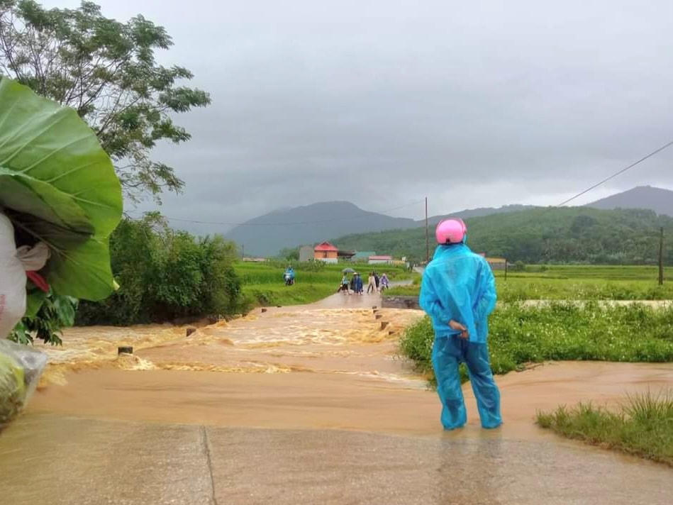 Trong những đợt mưa lũ vừa qua tại Thanh Hóa, đã có nhiều người dân bị cuốn trôi khi cố đi qua các con suối và các đập tràn.