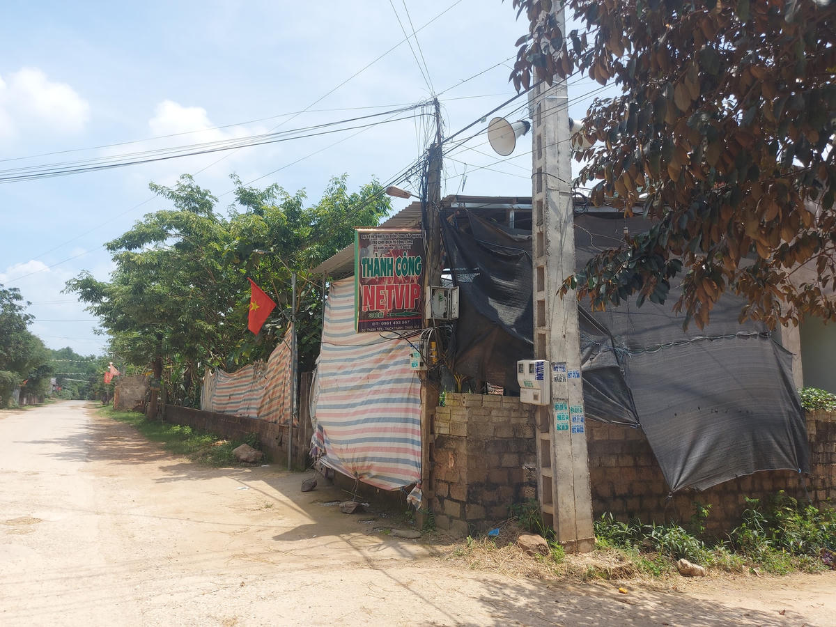 Chủ quán và khách chơi game tại quán nét tại xã Thành Công nói không có ai nhận dạng giống Triệu Quân Sự.