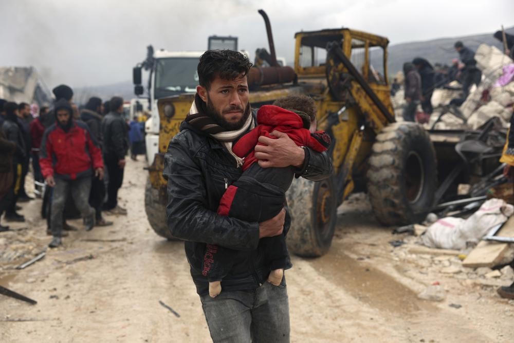 Người dân Syria đang phải hứng chịu nỗi đau "kép" sau thảm họa động đất. Ảnh: AP.