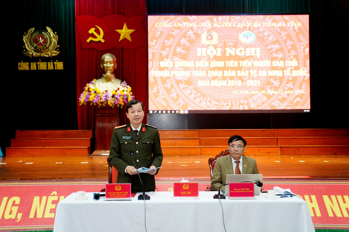 Đại tá Nguyễn Hữu Thiên, Phó Giám đốc Công an tỉnh Hà Tĩnh và ông Thái Sinh, Chủ tịch Hội người cao tuổi tỉnh đồng chủ trì hội nghị.