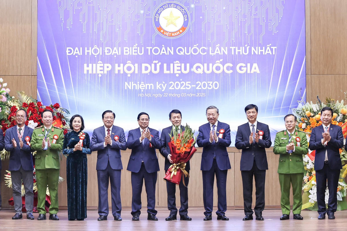 Tổng Bí thư Tô Lâm, Thủ tướng Phạm Minh Chính, Chủ nhiệm Ủy ban Kiểm tra Trung ương Nguyễn Duy Ngọc, Trưởng ban Nội chính Trung ương Phan Đình Trạc và Phó Chủ tịch Quốc hội Nguyễn Thị Thanh tặng hoa Ban Thường vụ Hiệp hội. Ảnh: Quang Vinh.