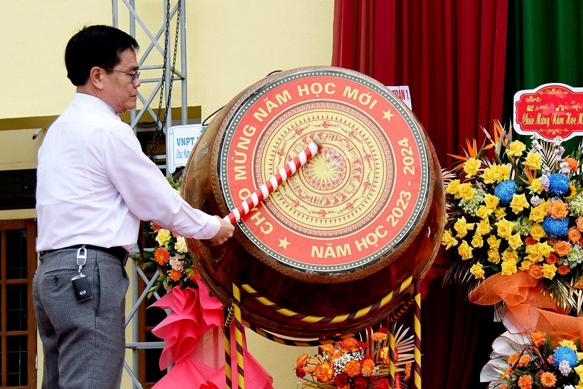 Với quyết tâm giữ vững vị trí top đầu cả nước về chất lượng giáo dục toàn diện và giáo dục mũi nhọn, Trường THPT Chuyên Hà Tĩnh không ngừng phát huy tinh thần đoàn kết, thường xuyên trau dồi chuyên môn, nghiệp vụ, đổi mới phương pháp giảng dạy, nâng cao chất lượng phục vụ, xây dựng trường học hạnh phúc, với mục tiêu “Tất cả vì học sinh thân yêu”.