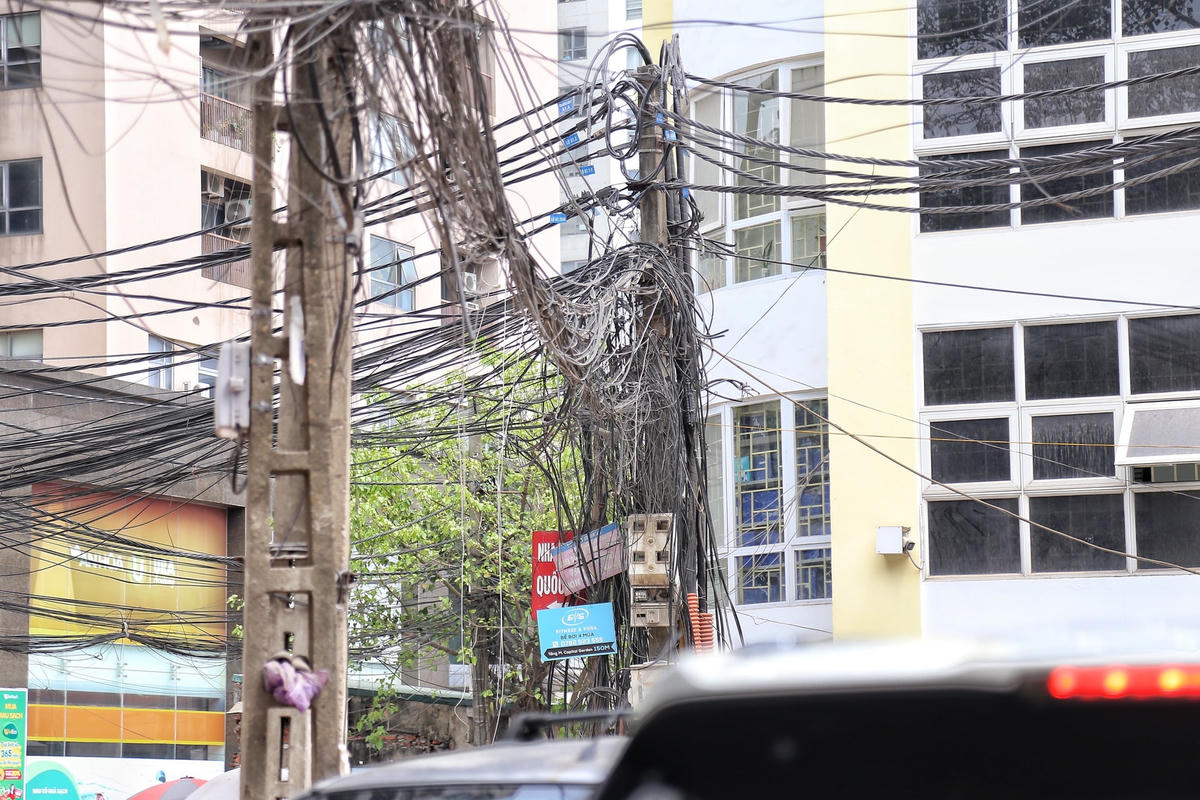 Trong số 300 tuyến phố này, tập trung nguồn lực, trong đó ưu tiên huy động nguồn vốn doanh nghiệp (xã hội hoá) để hoàn thành hạ ngầm đồng bộ các đường dây, cáp viễn thông và điện lực treo tại 45 tuyến phố còn lại trong khu vực 4 quận nội đô lịch sử.