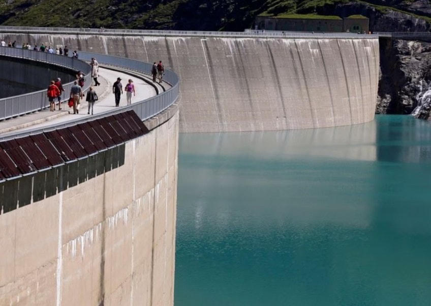 Mực nước xuống rất thấp ở hồ chứa nước nổi tiếng Mooserboden (Áo). Nguồn: Reuters.  