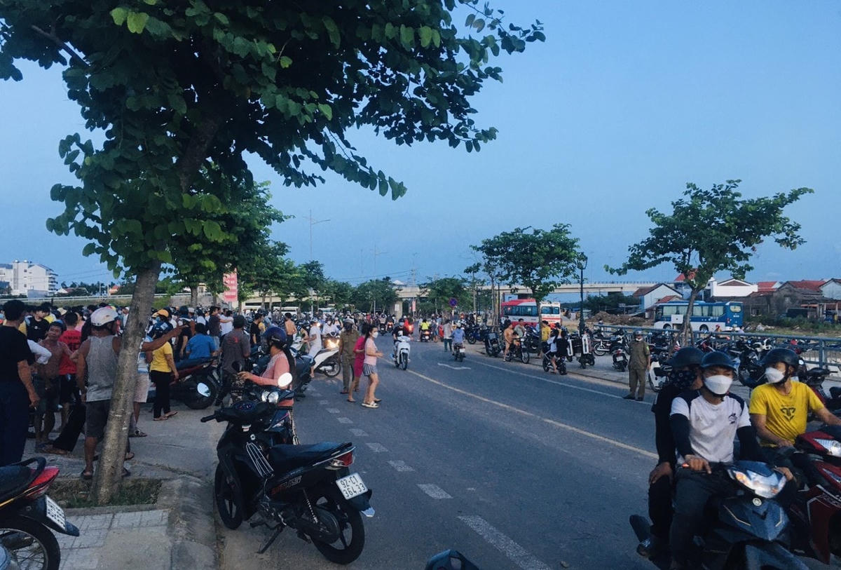 Rất đông người dân đứng xem.