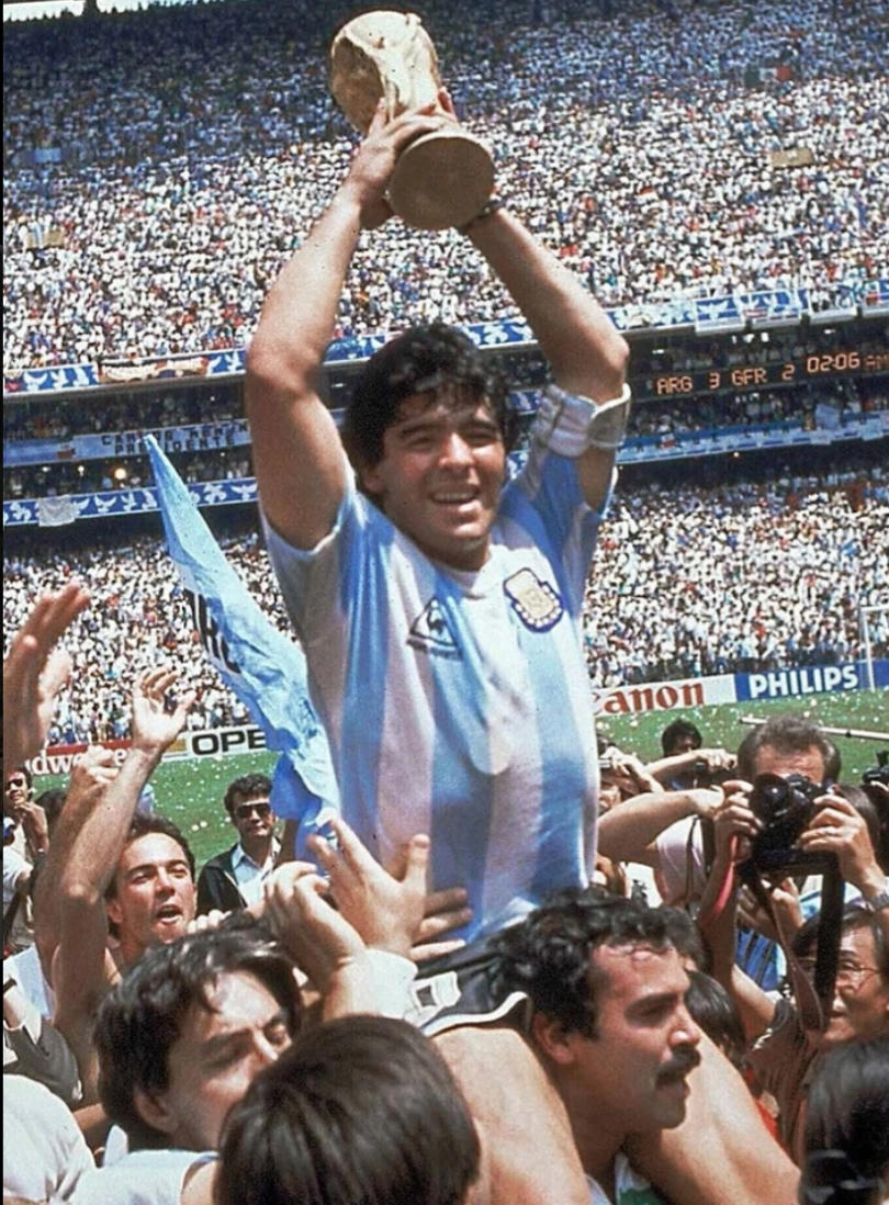 Cựu danh thủ Diego Maradona giành chức vô địch World Cup 1986. Ảnh: The Sun.
