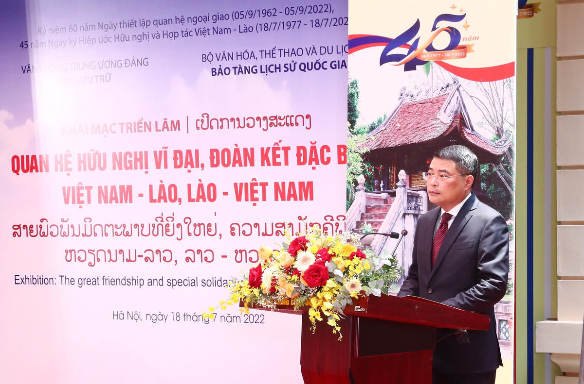 Chánh Văn phòng Trung ương Đảng Lê Minh Hưng phát biểu trước khi cắt băng khai mạc triển lãm. Ảnh: Quang Vinh.