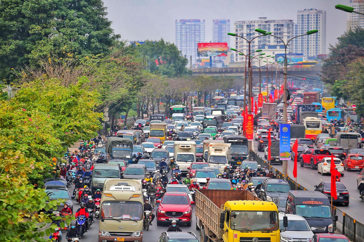 Tại tuyến đường Giải Phóng, hàng dài phương tiện nối đuôi nhau nhích từng chút một để di chuyển.