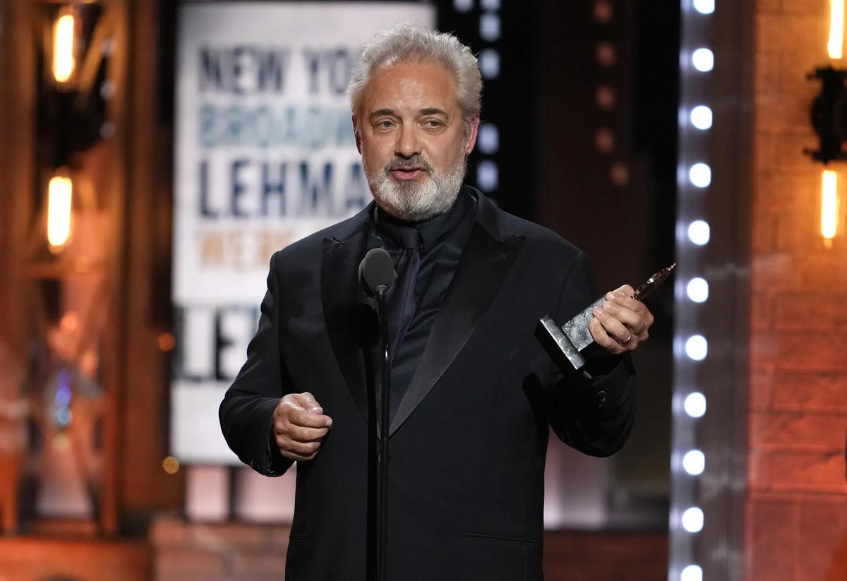 Sam Mendes nhận giải Đạo diễn xuất sắc nhất cho vở kịch The Lehman Trilogy. Ảnh: Charles Sykes / Invision / AP.