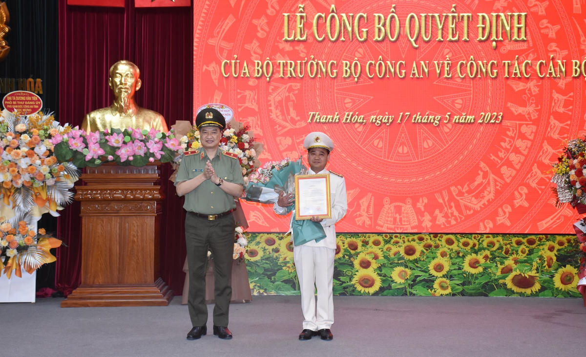 Thiếu tướng Trần Phú Hà, Giám đốc Công an tỉnh Thanh Hóa đã trao quyết định bổ nhiệm Thượng tá Lê Ngọc Anh giữ chức vụ mới.