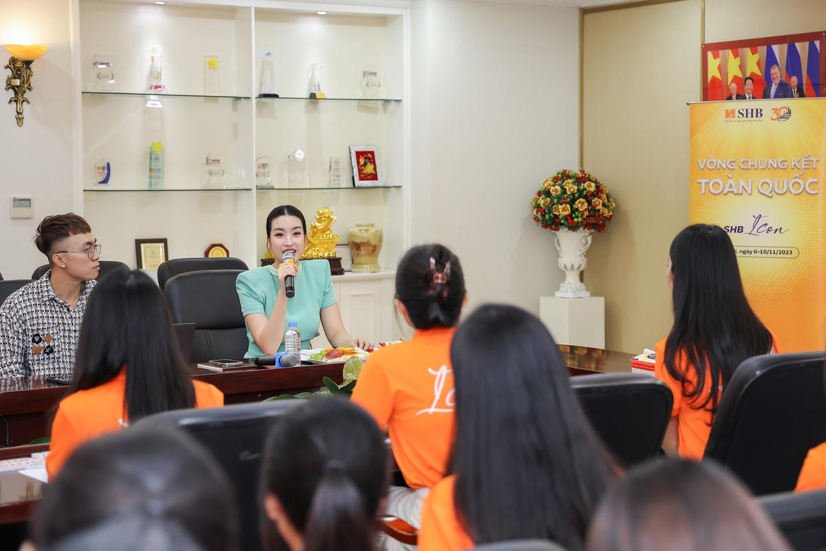Hoa hậu Đỗ Mỹ Linh tái xuất, training kỹ năng ứng xử cho thí sinh