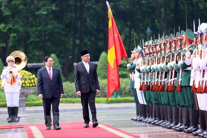 Thủ tướng Phạm Minh Chính và Thủ tướng Malaysia Anwar Ibrahim duyệt Đội Danh dự Quân đội Nhân dân Việt Nam. (Ảnh: Dương Giang/TTXVN).