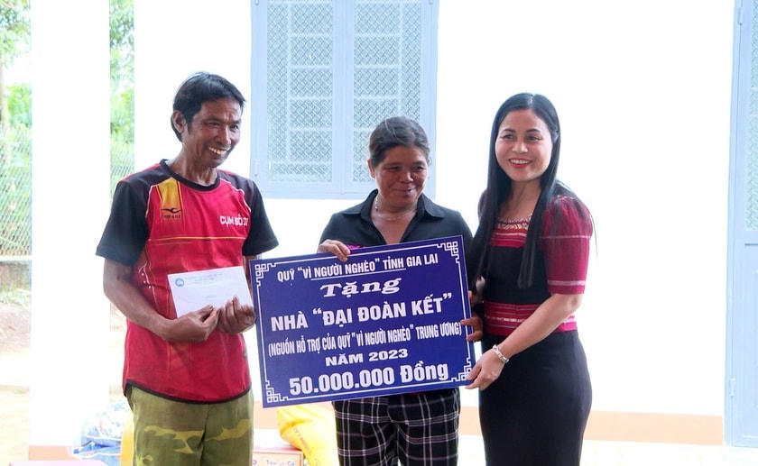Bàn giao nhà Đại đoàn kết cho gia đình ông Rơ Châm HYut tại làng Krái, thị trấn Phú Hòa.