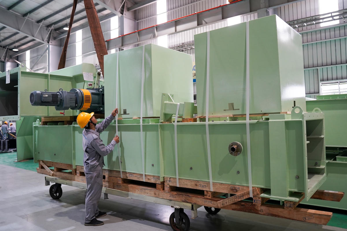 Đóng kiện thiết bị chuyên dụng trước khi xuất khẩu.