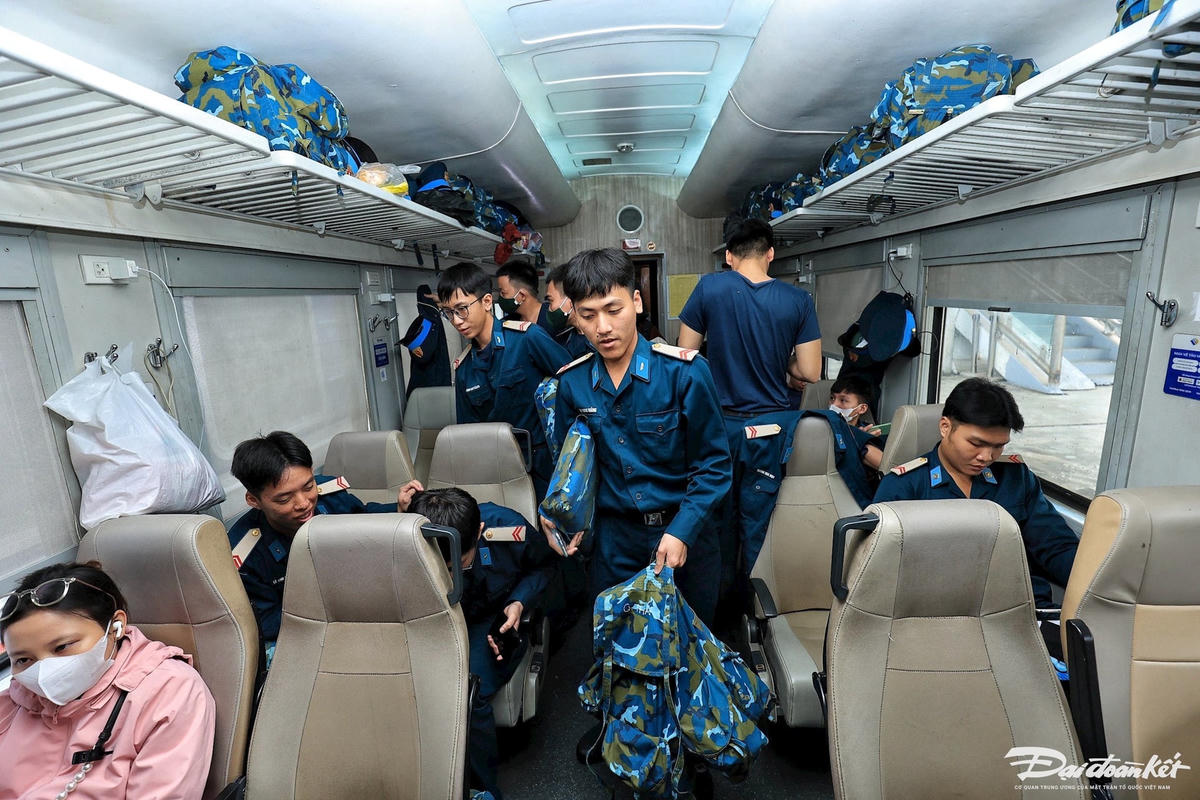 W_ga_ha_noi-le-khanh4.jpg