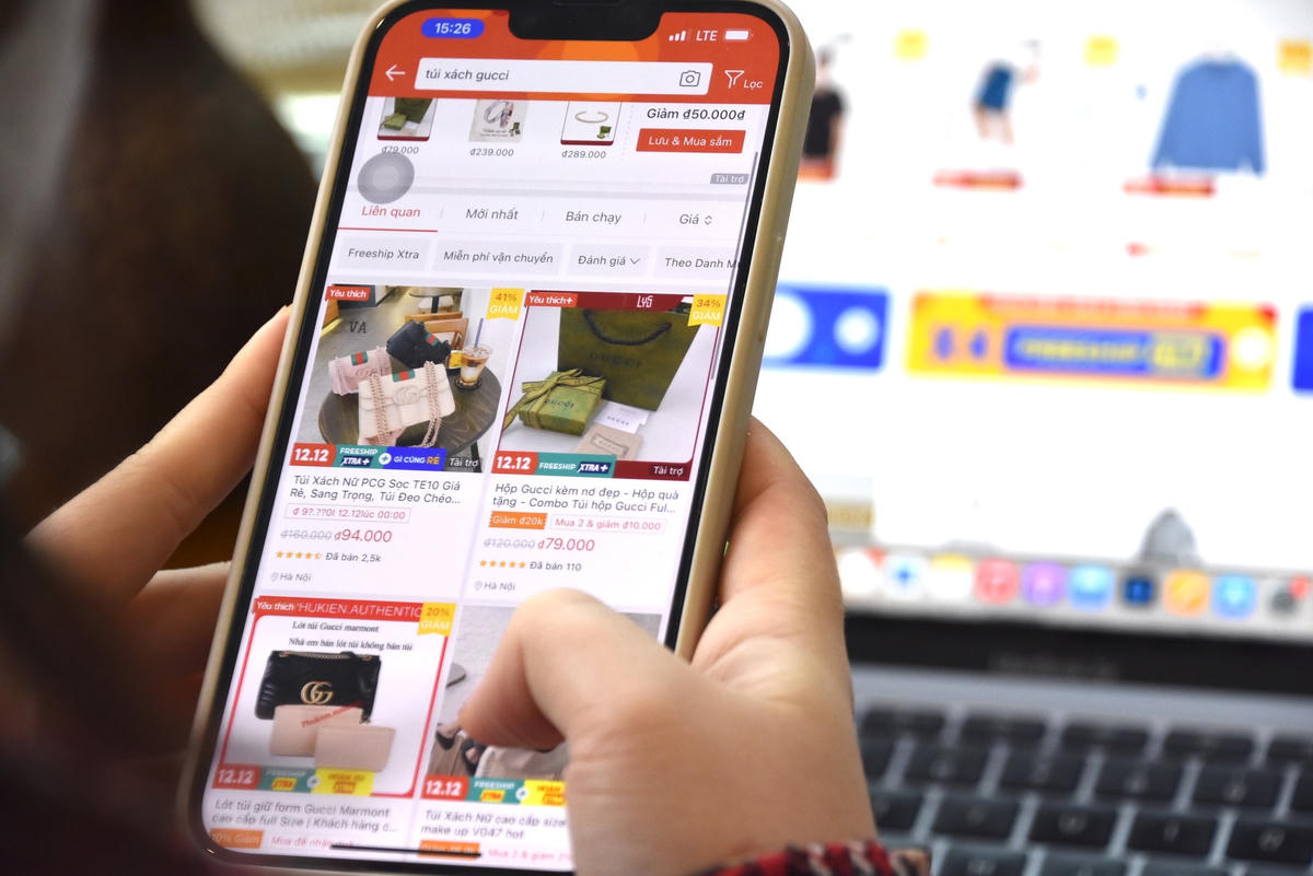 Hàng giả, hàng nhái, hàng kém chất lượng nở rộ trên sàn thương mại điện tử. Ảnh: Hoàng Chiến.