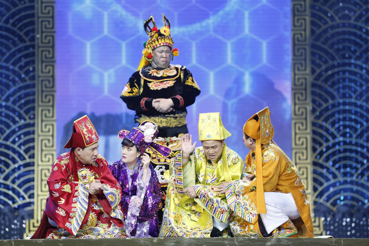Từ trái sang: Táo Y Tế (Vân Dung), Táo Xã hội (Tự Long), Táo Năng lượng (Thành Dương), Táo Kinh Tế (Quang Thắng) và Táo Giao thông (Chí Trung) là những gương mặt vào Top 5 cuộc thi "Táo bạo". Ảnh: VFC. 