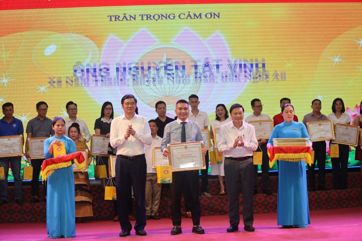 Đại diện lãnh đạo Tỉnh uỷ, UBND tỉnh Nghệ An trao Bằng khen cho các tập thể, cá nhân có thành tích xuất sắc trong công tác thiện nguyện. Ảnh: Điền Bắc.