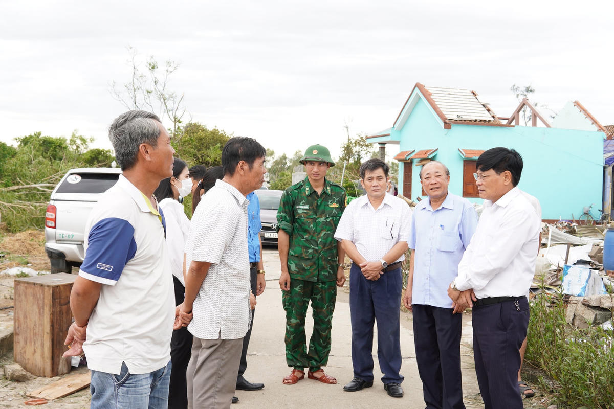 Ông Nguyễn Nam Tiến (bìa phải) chỉ đạo các đơn vị khẩn trương triển khai các biện pháp khắc phục và hỗ trợ những hộ dân có nhà bị hư hỏng nặng