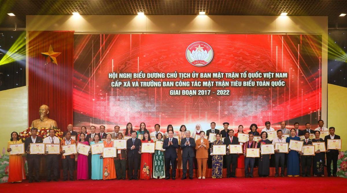 Các điển hình tiêu biểu nhận Bằng khen của UBTƯ MTTQ Việt Nam tại buổi lễ. Ảnh: Quang Vinh.