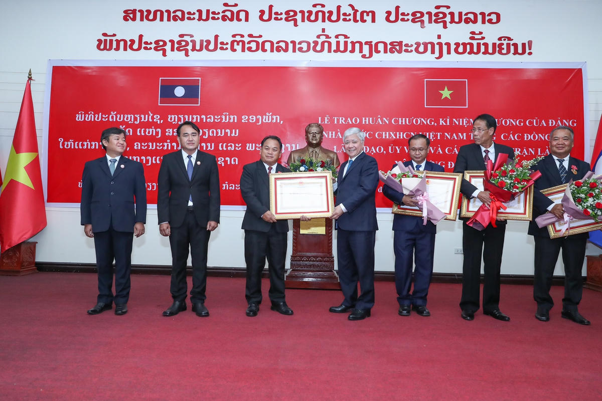 Chủ tịch UBTƯ MTTQ Việt Nam Đỗ Văn Chiến trao Huân chương Lao động hạng Ba cho 8 cá nhân thuộc nước CHDCND Lào đã có thành tích xuất sắc trong việc củng cố, tăng cường mối quan hệ hữu nghị vĩ đại, đoàn kết đặc biệt và hợp tác toàn diện Việt Nam - Lào. Ảnh: Quang Vinh.