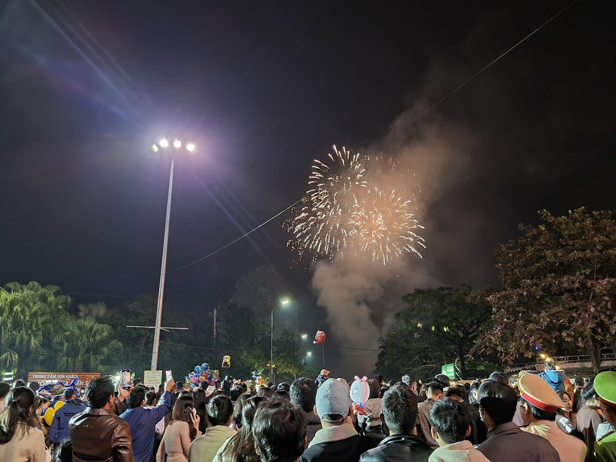 Chương trình bắn pháo hoa được thực hiện từ 0 giờ đến 0 giờ 15 phút.