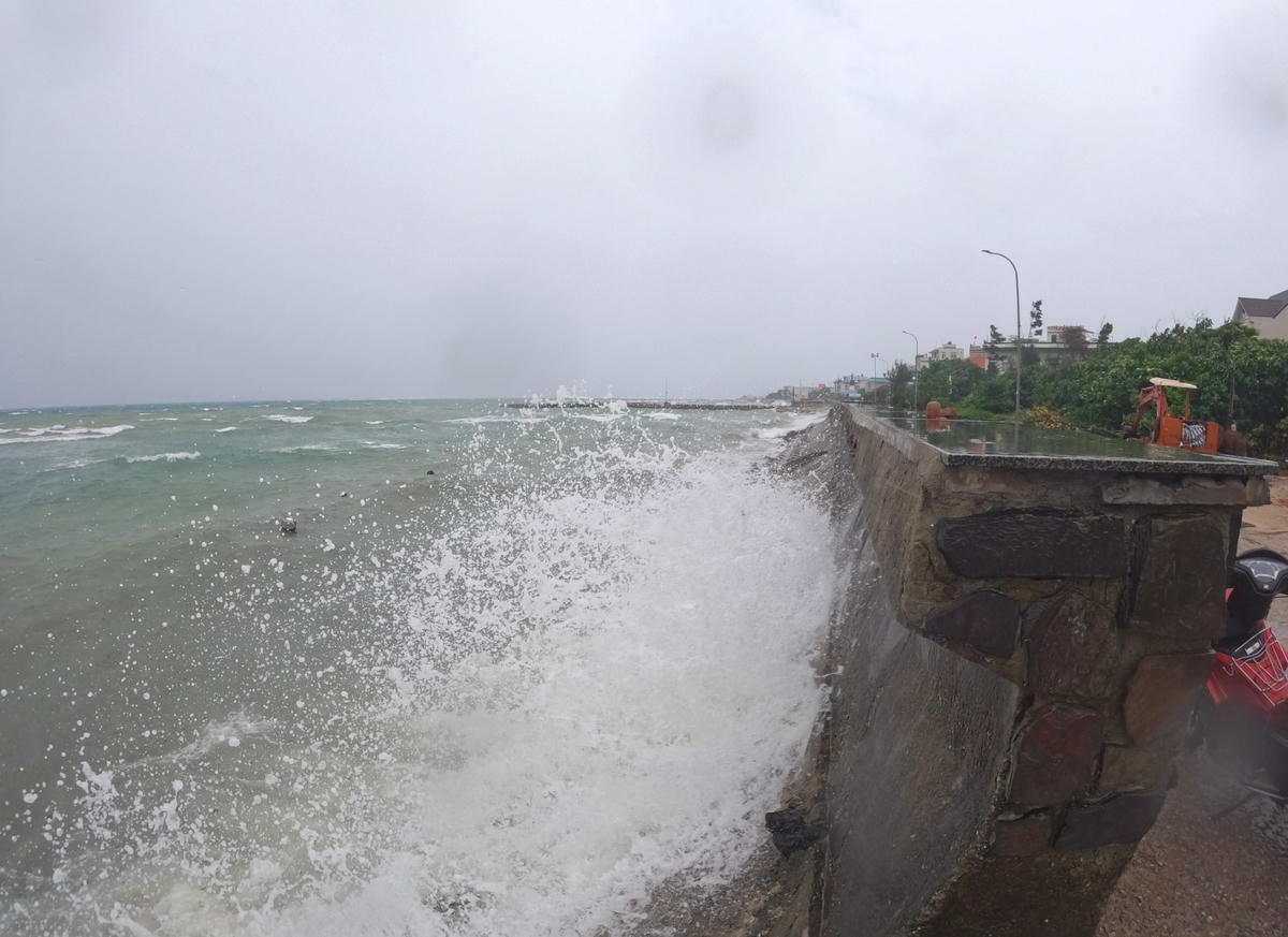 Sóng biển ở đảo Lý Sơn đánh mạnh vào bờ.