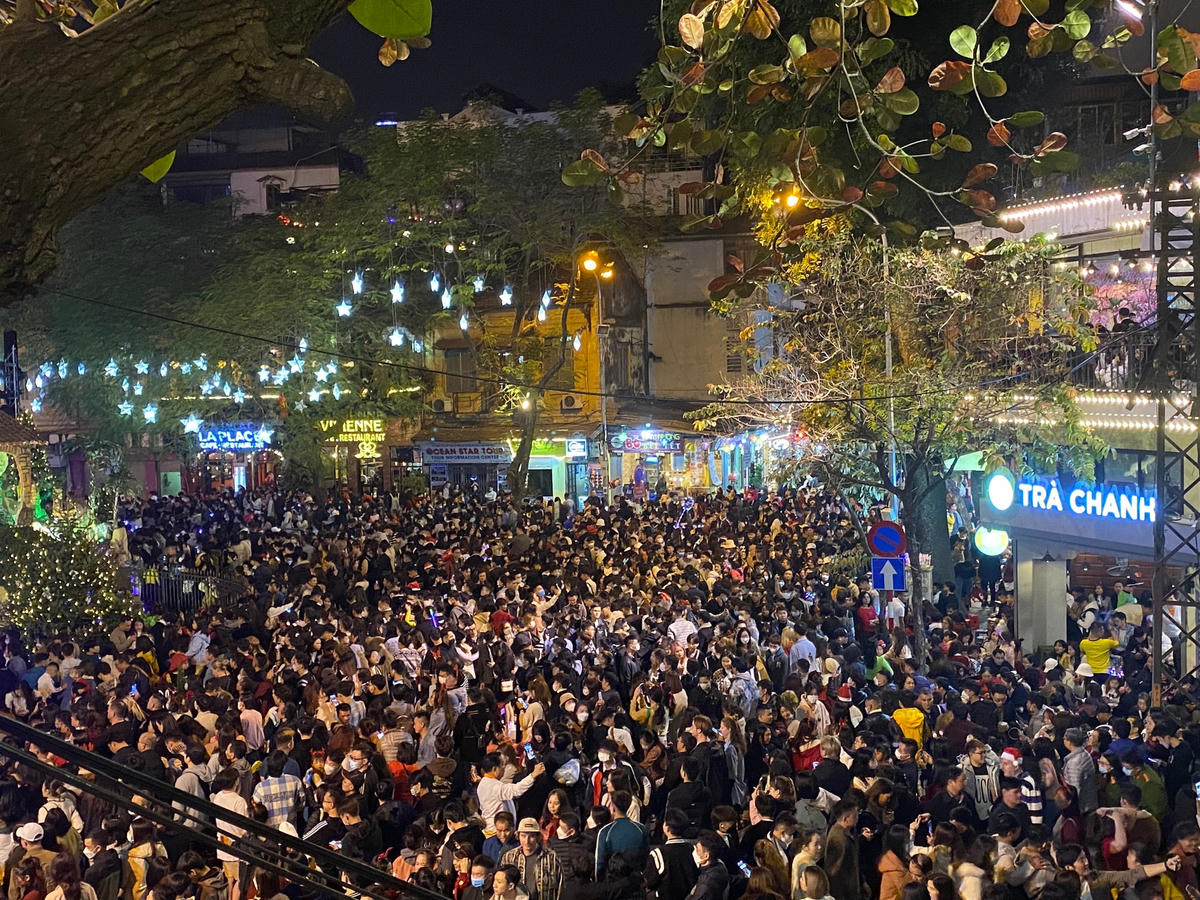 Không khí náo nhiệt tràn ngập các con phố quanh đó như Nhà Thờ, Hàng Trống. Cùng với đó, tình trạng ùn tắc liên tục xuất hiện ở khu vực trước Nhà thờ Lớn Hà Nội.