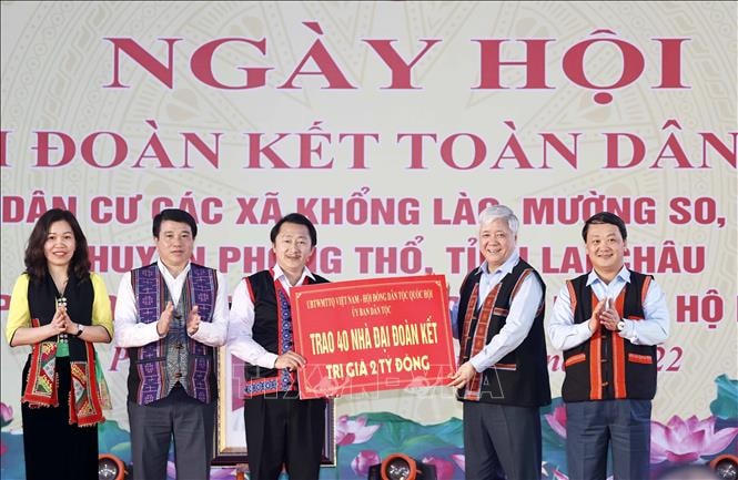 Bí thư Trung ương Đảng, Chủ tịch UBTƯ MTTQ Việt Nam Đỗ Văn Chiến trao 40 Nhà Đại Đoàn Kết cho tỉnh Lai Châu.
