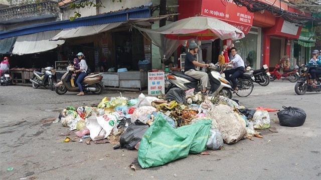 Đường phố TP Nam Định bị ùn ứ rác thải trong một lần người dân ngăn chặn xe thu gom rác vào bãi rác ở ngoại thành.