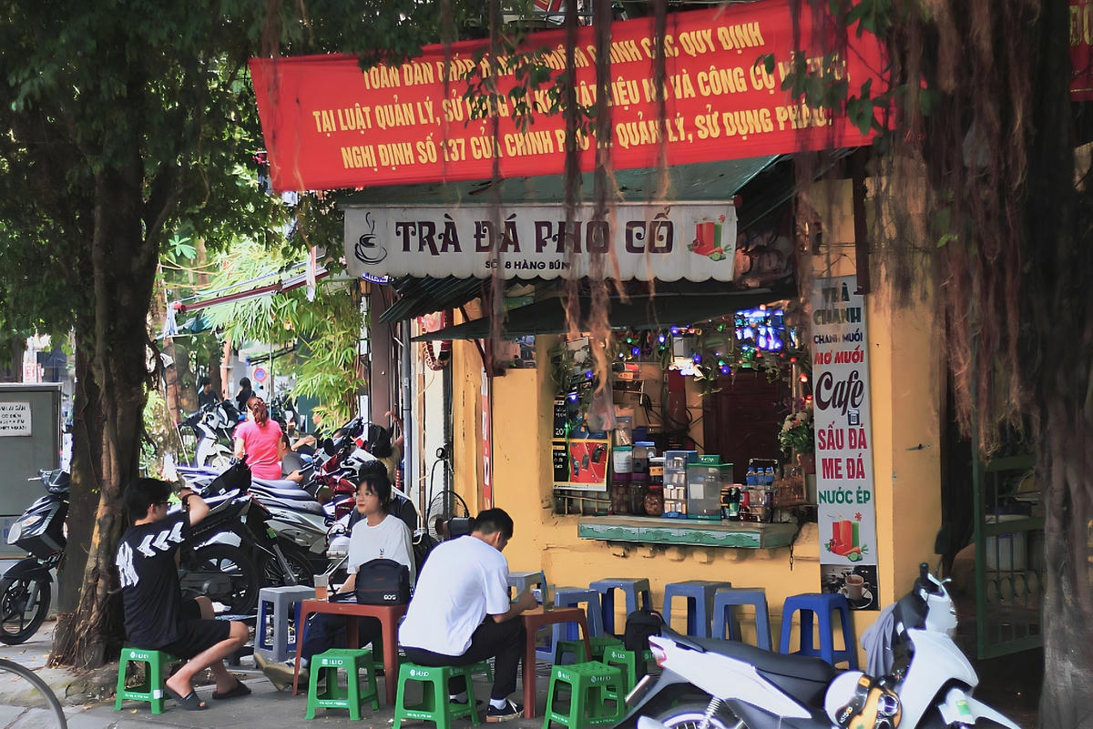 Chẳng biết có từ bao giờ? Xuất hiện từ khi nào? Trà đá vỉa hè ấy vậy đã gắn bó với biết bao thế hệ. Ảnh: Ngọc Ánh.  