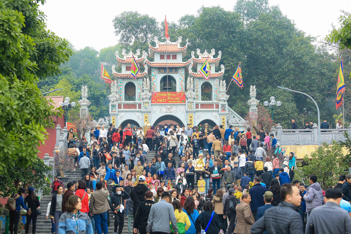 Với quan niệm "đầu năm đến vay Bà, cuối năm trả nợ" sẽ giúp việc kinh doanh, buôn bán thuận lợi nên cứ đến ngày 12 tháng Giêng người dân, du khách thập phương lại ùn ùn kéo đến Đền Bà Chúa Kho để dâng hương, hành lễ.