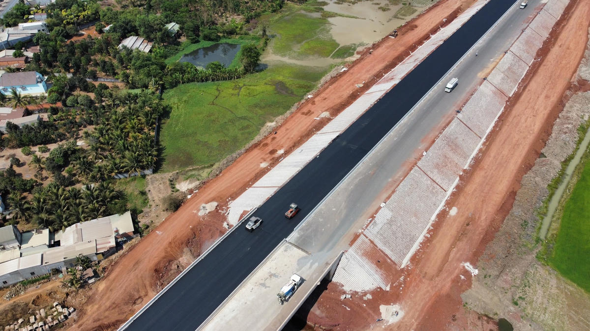 Tại khu vực huyện Xuân Lộc, tỉnh Đồng Nai, nơi đường cao tốc đi qua thuộc gói thầu trị giá hơn 2.000 tỷ đồng. Đoạn cao tốc này có chiều dài khoảng 30 km, được khởi công từ tháng 10/2020, do Liên doanh nhà thầu Vinaconex - Trung Chính đảm trách. Ảnh: Mạnh Thìn.