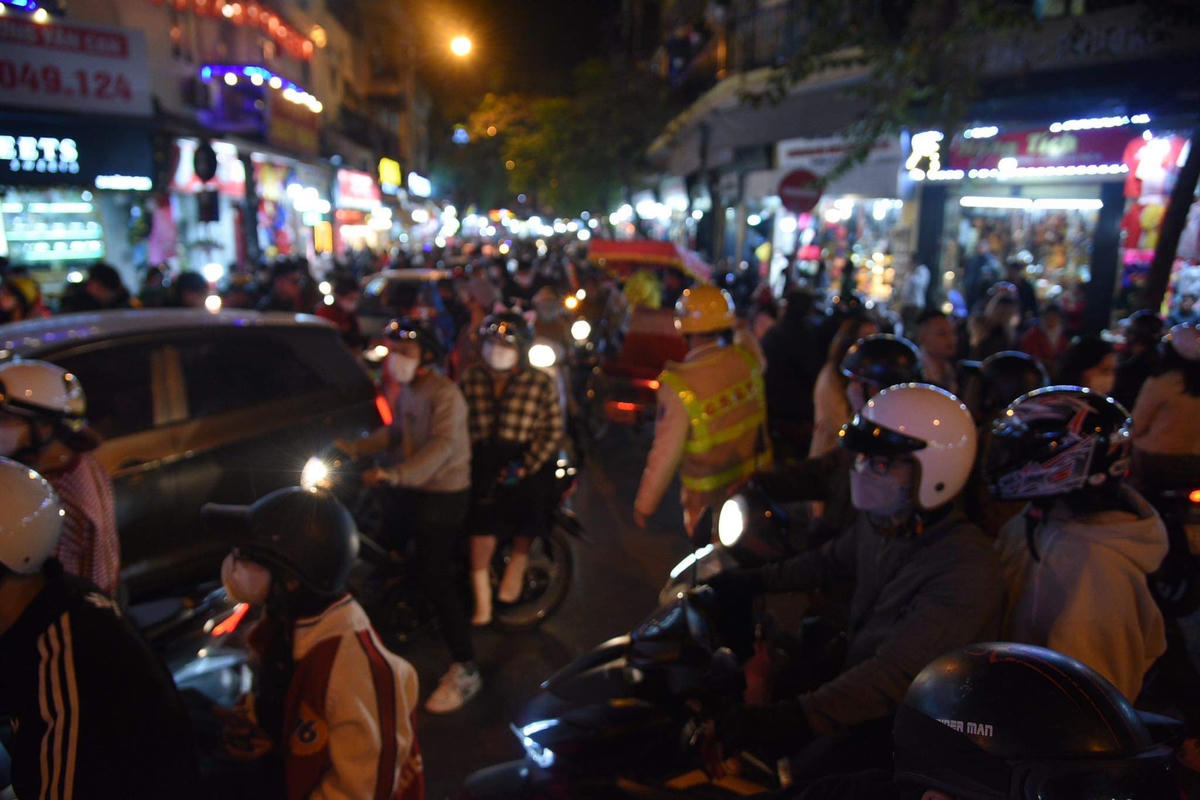 Giao thông hỗn loạn trên nhiều tuyến phố.