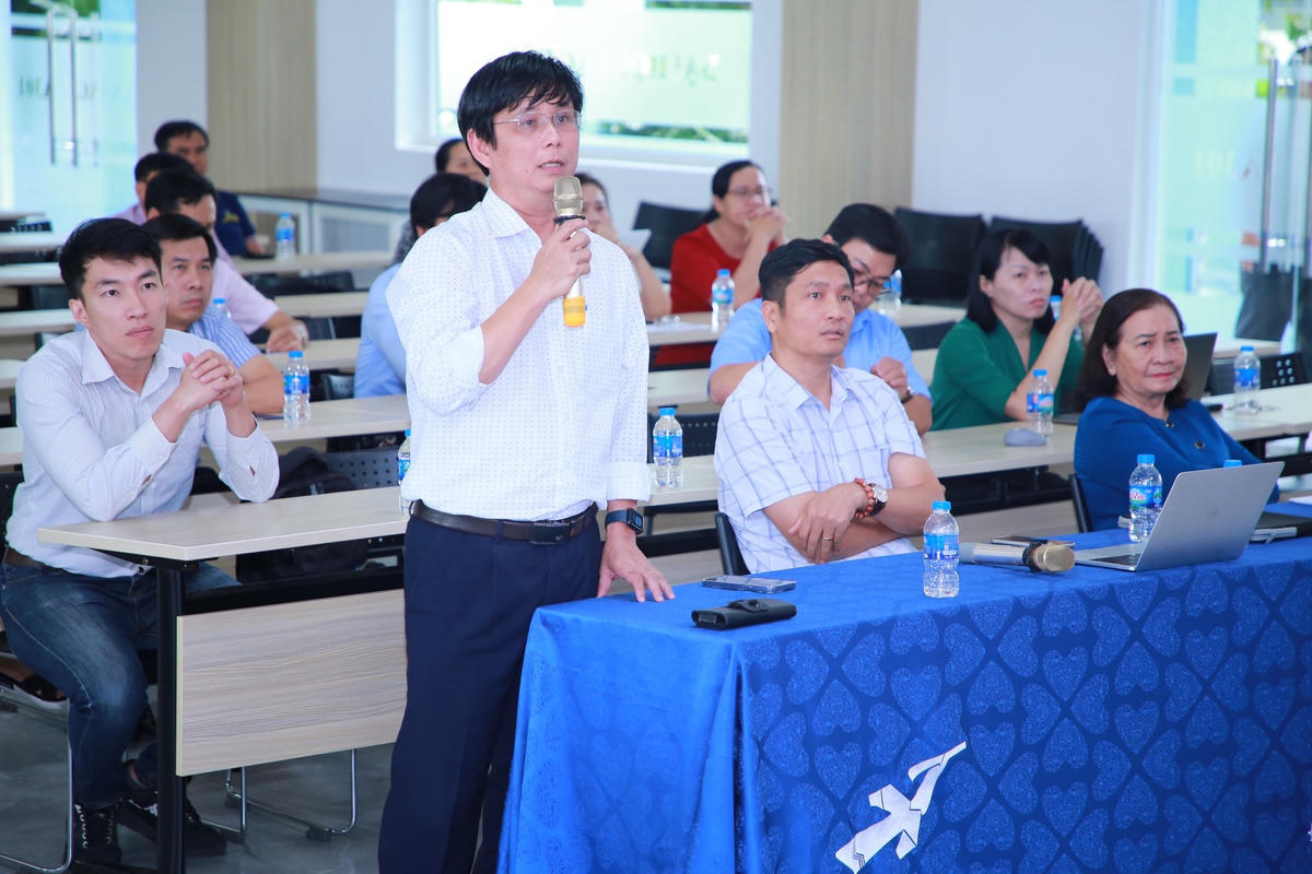 Đại biểu tham dự buổi gặp gỡ qua hình thức trực tuyến tại Điểm cầu Trường Đại học Lạc Hồng (Đồng Nai). Ảnh: NTCC.