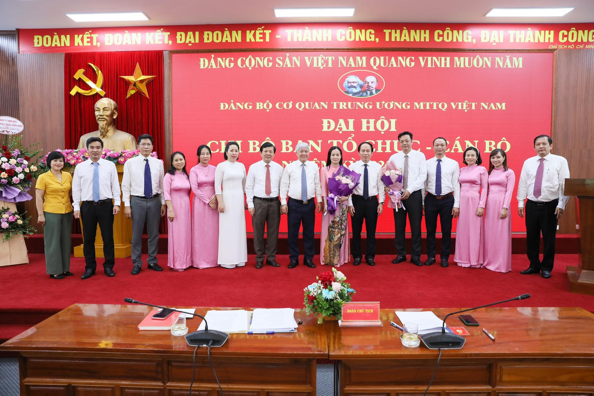 Chủ tịch Đỗ Văn Chiến cùng các đại biểu chụp ảnh lưu niệm cùng Chi bộ Ban Tổ chức - Cán bộ tại Đại hội. Ảnh: Quang Vinh.
