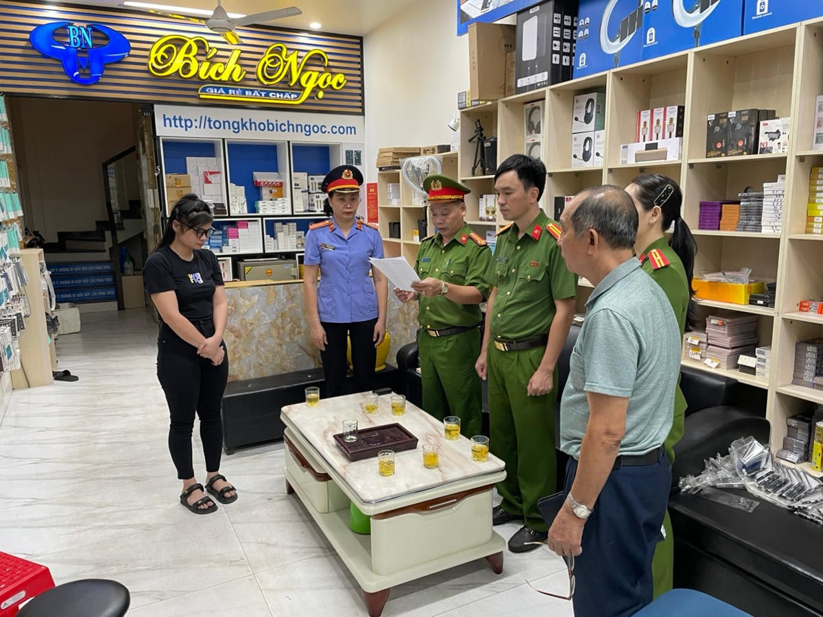 Công an đọc quyết định khám xét tại cơ sở kinh doanh của Hoàng Văn Cường.