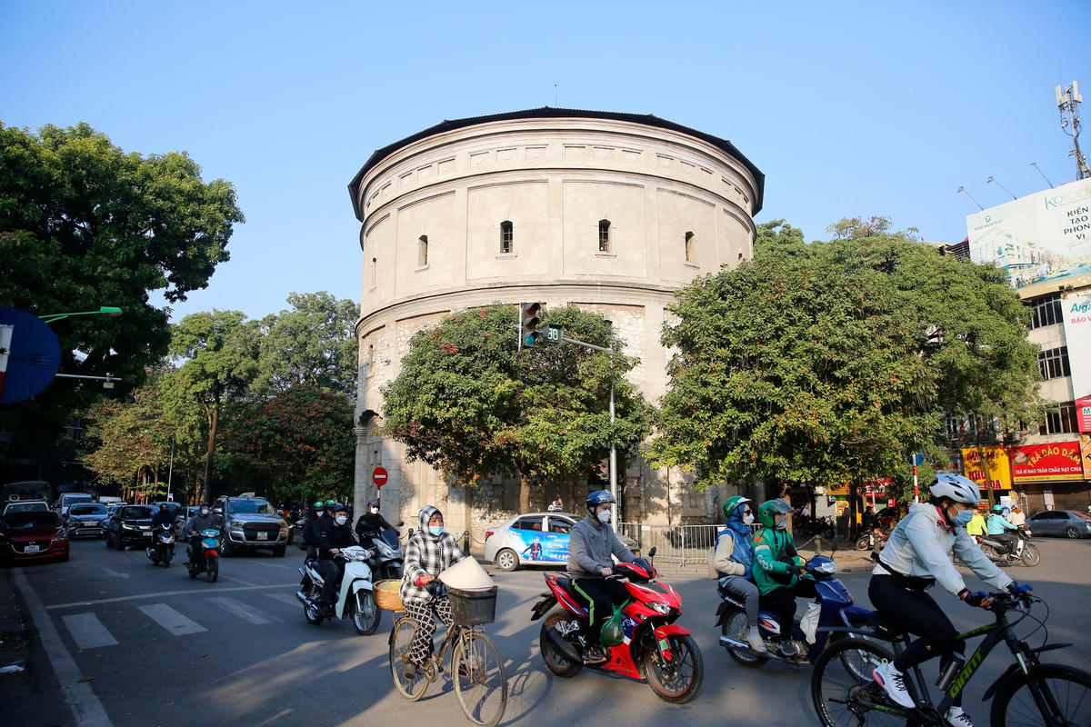 Lượng người di chuyển trên đường giảm mạnh so với ngày thường. 
