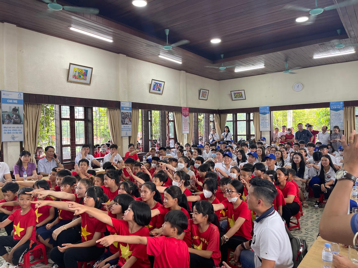 Giao lưu văn nghệ.