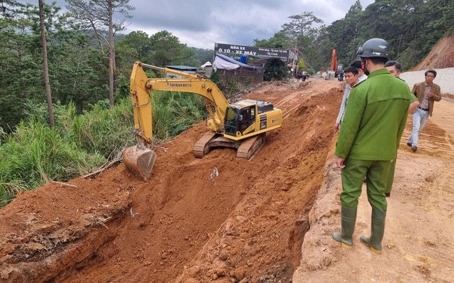 Hiện trường vụ tai nạn làm 2 người thương vong. Ảnh: TTXVN.