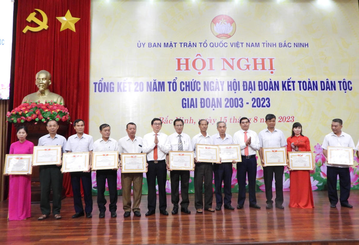 Các Phó Chủ tịch Ủy ban MTTQ tỉnh Bắc Ninh trao bằng khen cho các tổ chức, cá nhân có thành tích xuất sắc.