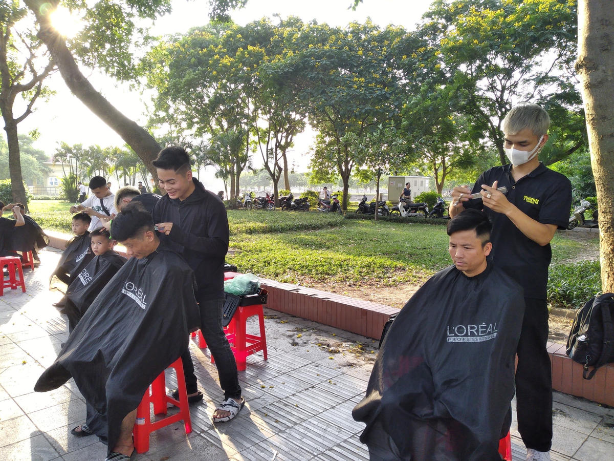 Trong một ngày, trung bình một nhóm cắt được 100 đến 150 lượt khách. Ảnh: Lê Trang.