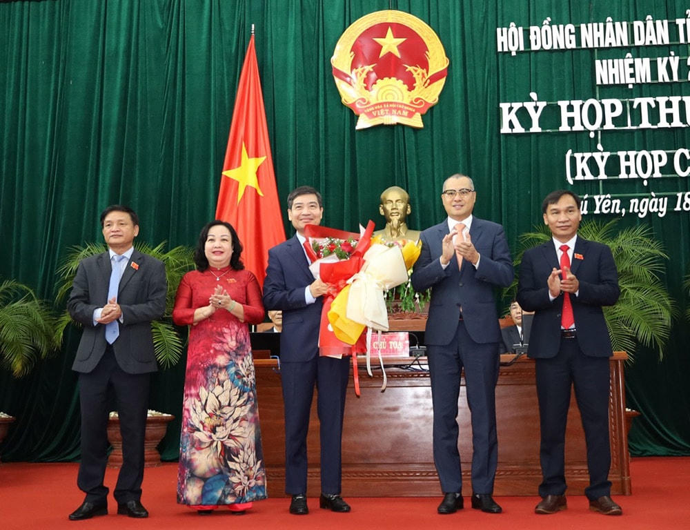 Lãnh đạo tỉnh Phú Yên tặng hoa chúc mừng ôngTạ Anh Tuấn giữ chức Chủ tịch UBND tỉnh nhiệm kỳ 2021-2026   .
