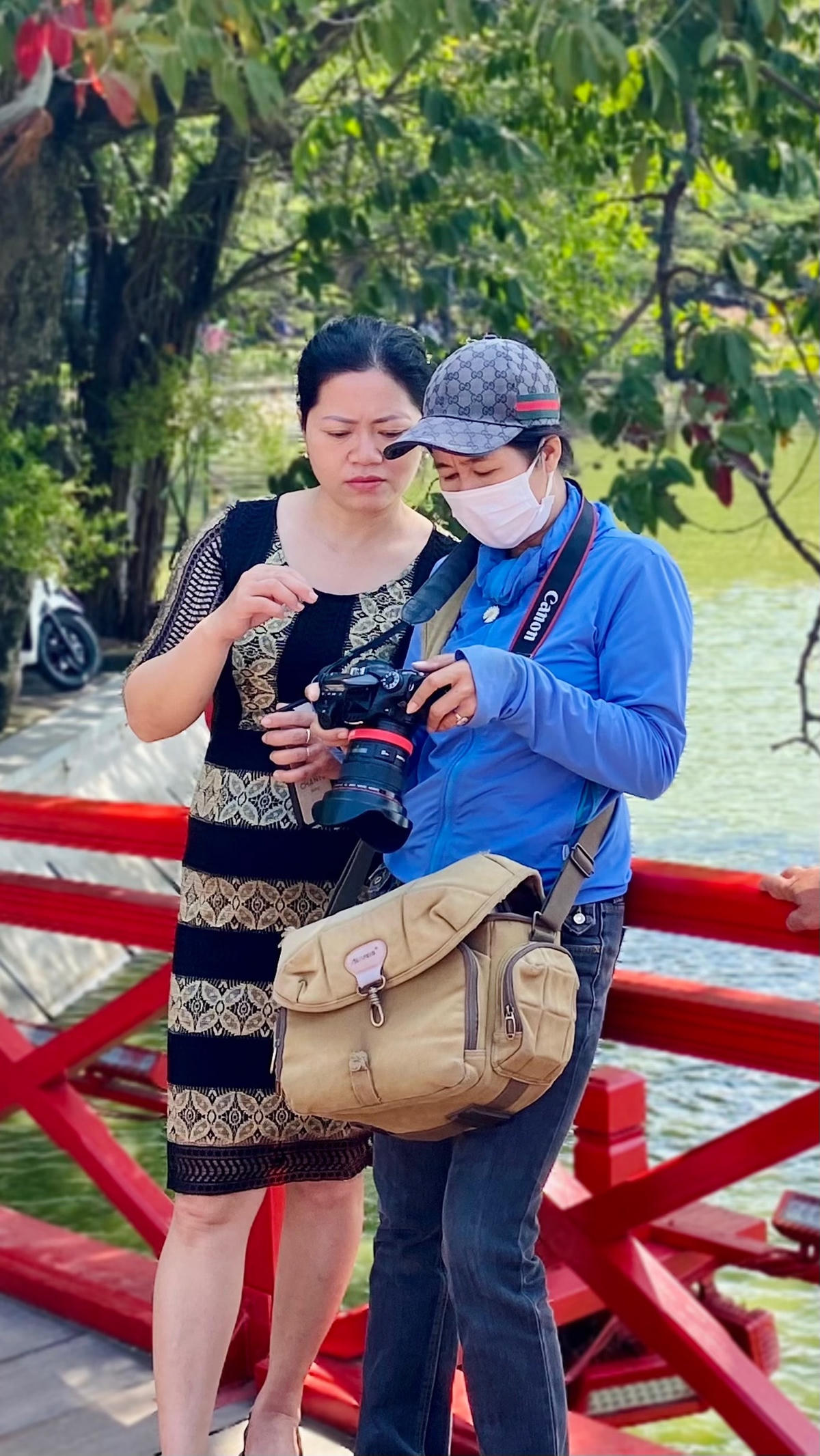 Chị Hồng Nhung cùng khách chọn những bức ảnh vừa chụp.  
